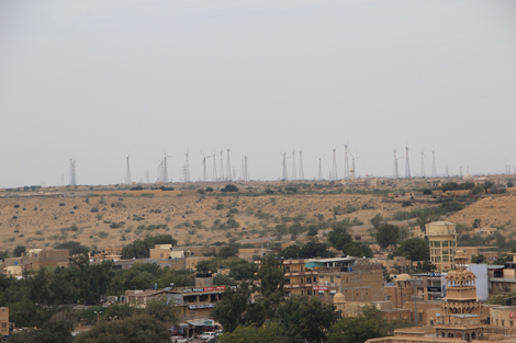 Autour de Jaisalmer, les désert et les éoliennes