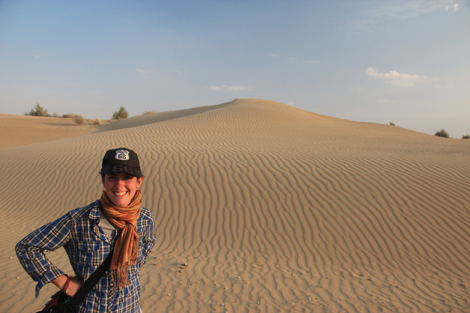 Elodie devant une dune