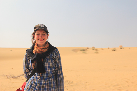 Elodie devant le desert