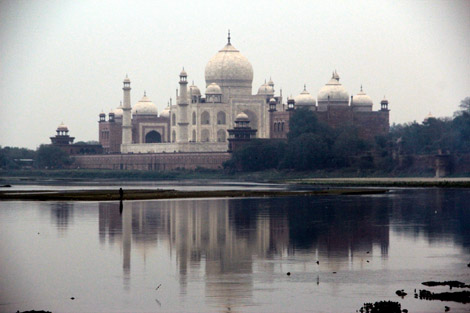 Le Taj Mahal vu depuis le bas du fort d'Agra