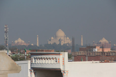 Le Taj entouré de ses mosquées