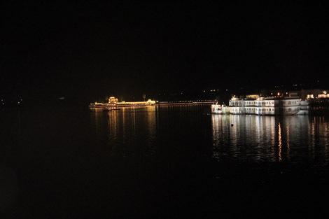 Lac et palais, de nuit