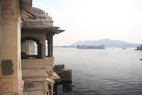 Au fond, le Lake Palace