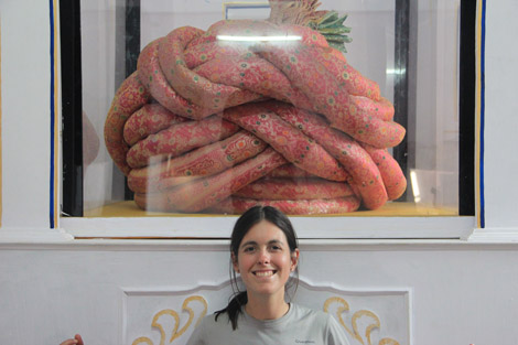 Elodie a au dessus de la tête le plus grand turban au monde! qui a une tête assez grosse pour le porter??