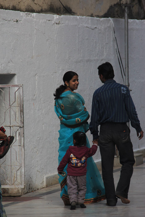 Femme en sari au temple