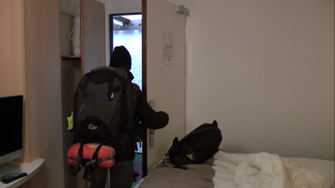 Elodie sort de la chambre du dernier hôtel de notre tour du monde, à Portsmouth, en Angleterre… Quelle drôle d'impression…