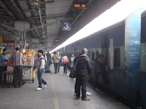 Quai de gare en Inde