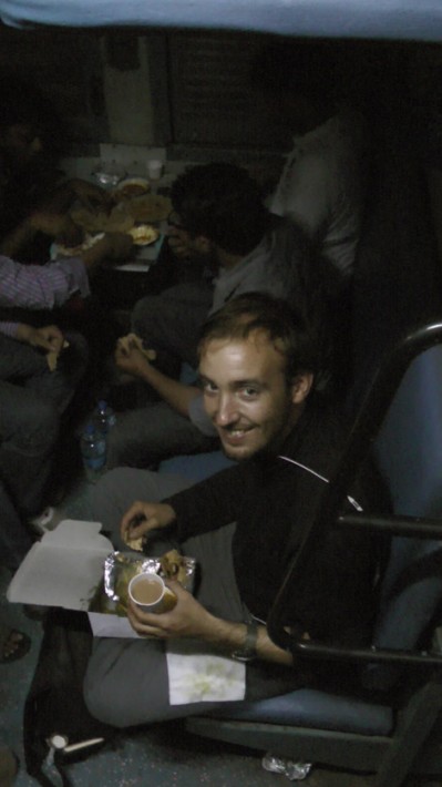 Repas indien dans le train, thali et chaï tea