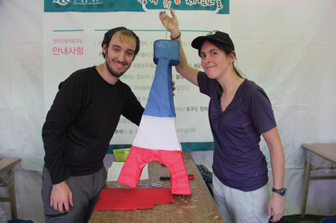 Construction d'une tour eiffel à la fête des lanternes