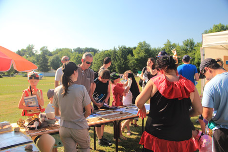 Stand à la fête du village d'Elodie, pour parler "voyage".