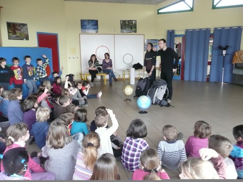 Première rencontre avec les petits écoliers très curieux